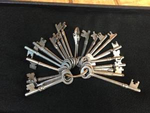 lot 190 image: 21 Antique Skeleton Keys