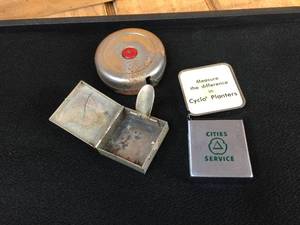 lot 191 image: Vintage Tape Measures - Ash Tray Compact