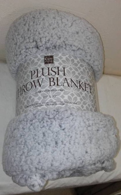 lot 621 image: Two Tone Cotton Sherpa Throw Blanket NEW