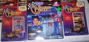 lot 642 image: NASCAR Jeff Gordon, Winners Circle, 164 Scale (3)