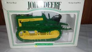 lot 661 image: John Deere 430 Crawler, 116 scale, ERTL 1997.