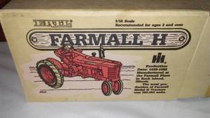 lot 662 image: Farmall H Tractor, ERTL.