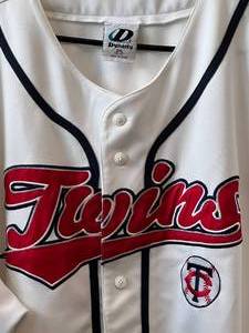 lot 79 image: Minnesota Twins Baseball Jersey size 2XL
