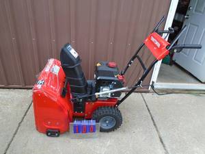Craftsman 200 cc 24 snow blower. Looks nearly new. Tested & works. As shown. THIS ITEM HAS A RESERVE.