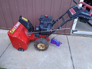 Cheiftan 825 snow blower. Used condition. Tested & works. As shown.