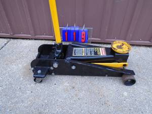 Craftsman 7000 lb floor jack. Looks lightly used. Rolls easy. Used nice condition. As shown.