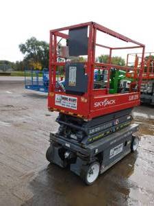 lot 16 image: 2013 SkyJack SJIII3219 Scissor Lift
