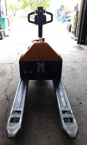 lot 20 image: 2013 Big Joe E30 Electric Pallet Jack