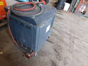 lot 26 image: GNB 24 Volt Battery Charger