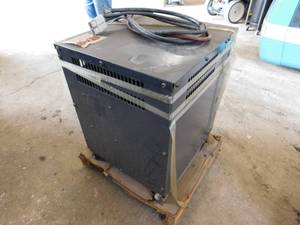 lot 27 image: MAC 24 Volt Battery Charger