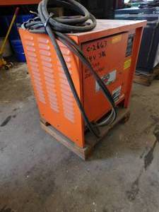 lot 28 image: GNB 24 Volt Battery Charger