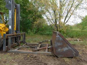 lot 2 image: Load Lifter Snow Bucket Attachment - Attachment ONLY