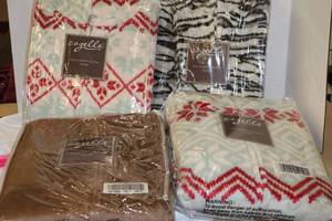 lot 65 image: 4 Front Zip w Hood Cozy Fleece Loungers