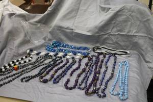 lot 110 image: 14 Fashion Necklaces -  Lookin Good