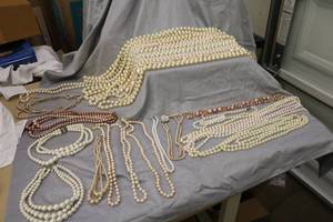 lot 151 image: Pearlls  Faux in so many varieties  30 pieces
