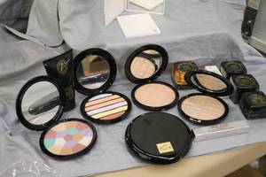 lot 140 image: SIGNATURE A - Makeup, Facial Treatments, extra mirrors