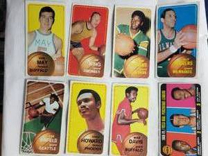 lot 22 image: Lot of 8 1970 Topps NBA