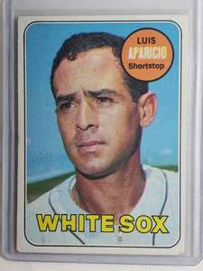 lot 40 image: Luis Aparicio 1969 Topps No. 75