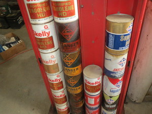 lot 21 image: Skelly Oil Display