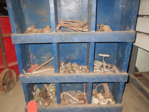 lot 30 image: Blue Parts bin 9 Hole with Contents