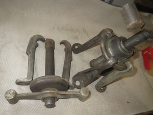 lot 40 image: 2 - Axel &  Hub Puller 