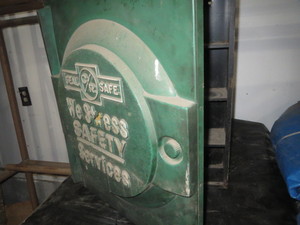lot 75 image: Metal Cabinet 