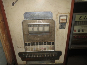 lot 79 image: Cigarette Machine