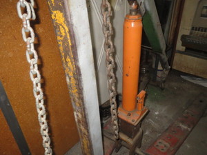 lot 80 image: 8 Ton Engine Ram