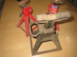 lot 113 image: Jack stands