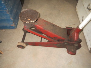 lot 136 image: Floor Jack