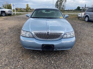 lot 12 image: 2005 Lincoln Town Car