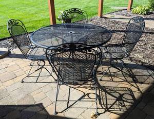 lot 29 image: Black Metal Patio Set