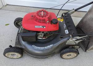lot 41 image: Honda Harmony II Lawnmower