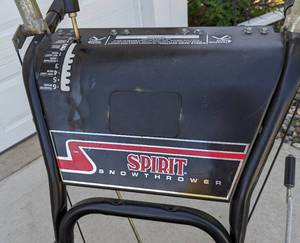 lot 42 image: Spirit 8HP 27 Snowblower