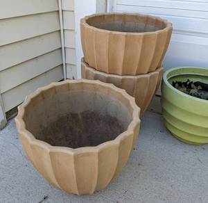 lot 47 image: Assorted Decorative Plastic Planters