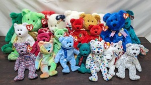 lot 33 image: Collection of Beanie Baby Bears
