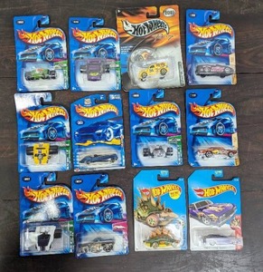 lot 60 image: 12 Hot Wheels