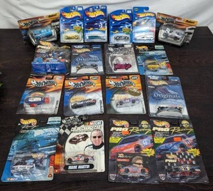 lot 79 image: Collection of 18 Hot Wheels