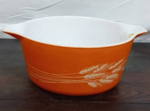 lot 2 image: Pyrex Casserole Dish