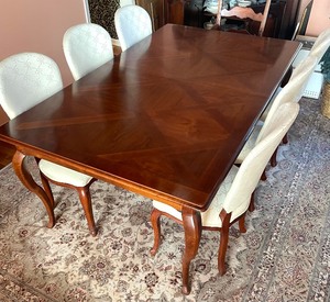 lot 5 image: Elegant Dining Table with 8 Chairs