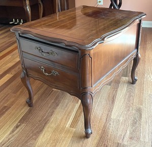 lot 107 image: Elegant Accent Table with Drawer by Hammary