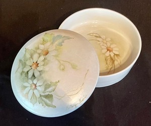 lot 139 image: Limoges Trinket Box Hand Painted by Kathryn Kuster
