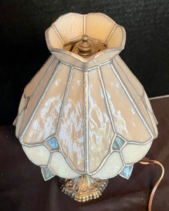 lot 192 image: Pretty Petite Stained Glass Table Lamp