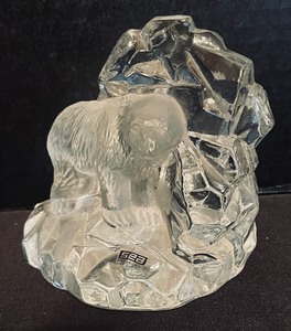 lot 194 image: Vintage Crystal Bear Figurine by Sea Glasbruk of Sweden