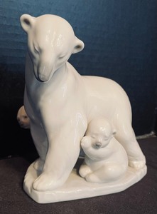 lot 195 image: Arctic Family Lladro Figurine