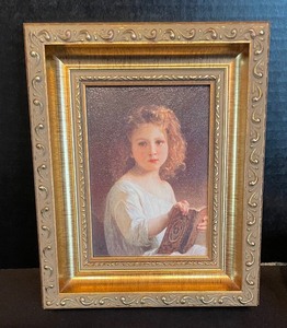 lot 258 image: Delightful Decor