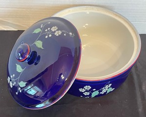 lot 260 image: Vintage Lidded Pot by Halls Kitchenware