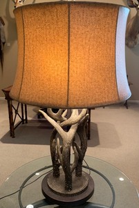 lot 78 image: Outstanding Decorative  Antler Motif Table Lamp