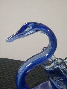 lot 87 image: Stunning Studio Art Glass Swan