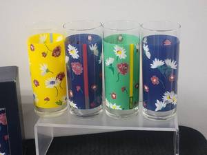 lot 103 image: Delightful Summer Tea Glass Set by Ralph Lauren (12)